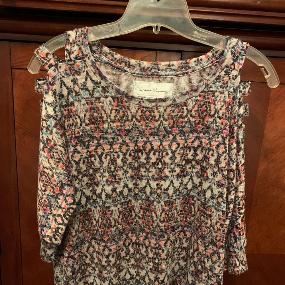 Women’s multicolor top. Thin 3/4 sleeve length. Size M